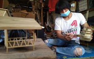 Inspiratif! Penyandang Disabilitas di Pasawahan Purwakarta Ubah Limbah Bambu jadi Kerajinan