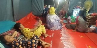 Korban banjir Sei Rampah tinggal di posko pengungsian. (Putra/JabarNews)