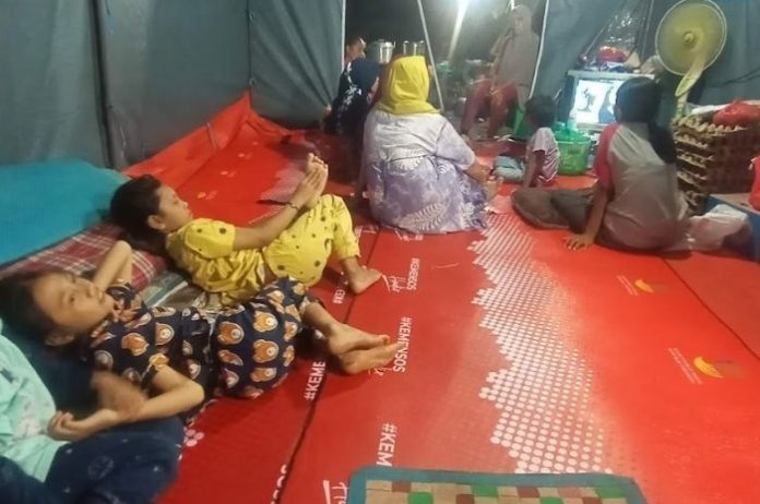 Korban banjir Sei Rampah tinggal di posko pengungsian. (Putra/JabarNews)