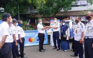 Peduli Supir Angkot, Dishub Jabar Salurkan Ratusan Paket Sembako di Kota Bandung