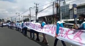 Buruh Cianjur Kembali Gelar Unras, Bentangkan Kain Kapan 135 Meter