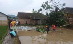 Angin puting Beliung Sapu Belasan Rumah di Kabupaten Sukabumi, Ini Laporan BPBD