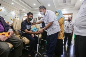 Beri Kemudahan, Ratusan Penyandang Disabilitas di Kota Bandung dapat Alat Bantu