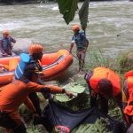 Tim SAR gabungan evakuasi korban dengan perahu karet. (Istimewa)