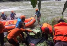 Tim SAR gabungan evakuasi korban dengan perahu karet. (Istimewa)