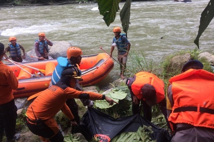 Tim SAR gabungan evakuasi korban dengan perahu karet. (Istimewa)