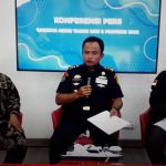 Dirjen Pengawasan Sumber Daya Kelautan dan Perikanan KKP Laksda TNI Adin Nurawaluddin (tengah) dalam konferensi pers di Kantor KKP, Jakarta, Senin (13/12/2021). (Istimewa)