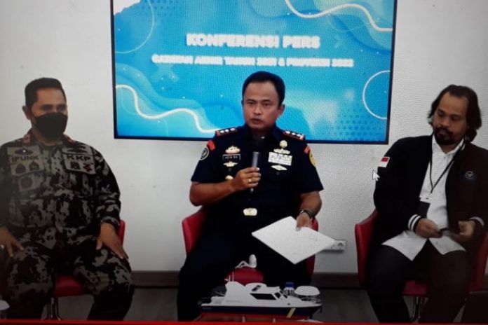 Dirjen Pengawasan Sumber Daya Kelautan dan Perikanan KKP Laksda TNI Adin Nurawaluddin (tengah) dalam konferensi pers di Kantor KKP, Jakarta, Senin (13/12/2021). (Istimewa)