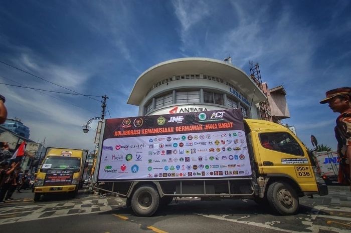 ACT Jawa Barat bersama AMS Jawa Barat, JNE Bandung, PWI Jawa Barat, dan MUI Jawa Barat, serta ratusan mitra ACT Bandung Raya mengirimkan bantuan kemanusiaan kepada korban bencana Gunung Semeru Jawa Timur. (Istimewa)