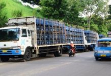 Armada truk industri Air Minum Dalam Kemasan (AMDK) di sepanjang jalur SukabumiJakarta. (Istimewa)