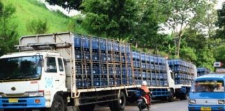 Armada truk industri Air Minum Dalam Kemasan (AMDK) di sepanjang jalur SukabumiJakarta. (Istimewa)