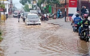 Banjir Rendam Jalan Bojongsoang, Lalu Lintas Macet Parah