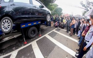Awas! Jangan Berani Parkir Liar di Kota Bandung Jika Tak Ingin Diderek