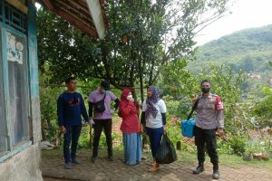 Susuri Perkampungan, Polisi di Maniis Purwakarta Jemput Bola Vaksinasi Door to Door
