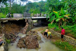 Benteng Jembatan Ambrol, Akses Penghubung Dua Desa di Cianjur Terancam Putus