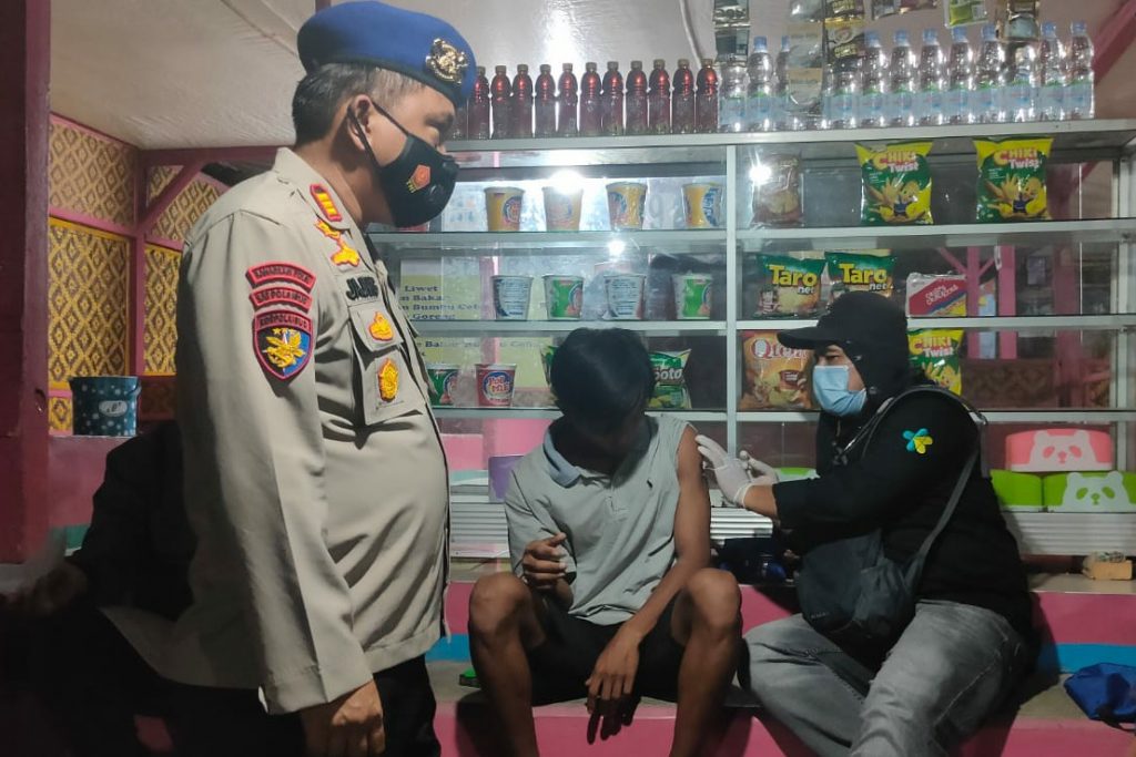 Genjot Vaksinasi, Polres Purwakarta Door to Door Sampai Malam Hari