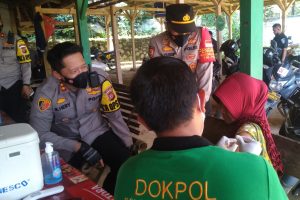 Percepat Vaksinasi, AKBP Suhardi Hery Haryanto Blusukan ke Ujung Purwakarta