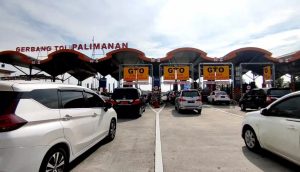 Libur Natal, Antrean Kendaraan ke Arah Jawa Padati Tol Palimanan Cirebon