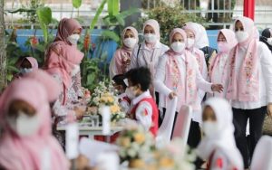 Tinjau Vaksinasi Anak Usia 6-11 Tahun di Jabar, Ibu Iriana: Semua Berjalan Lancar?