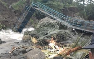 Dua Jembatan Putus Diterjang Banjir, Lima Desa di Cidaun Cianjur Terisolir