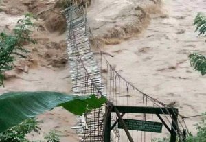 Longsor Terjang 2 Kecamatan di Garut, Jembatan Gantung ke Cianjur Ikut Putus