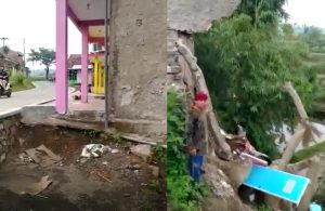 Ada Longsoran, Dapur Sebuah Rumah Permanen di Cianjur Ambruk