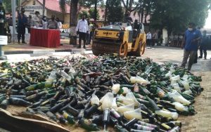 Jelang Nataru, Polres Purwakarta Musnahkan Ribuan Botol Miras