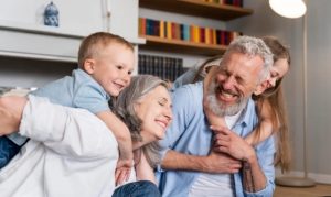 Penting Diketahui! Ini Dia Tanda Kakek Nenek Toxic Pada Anak