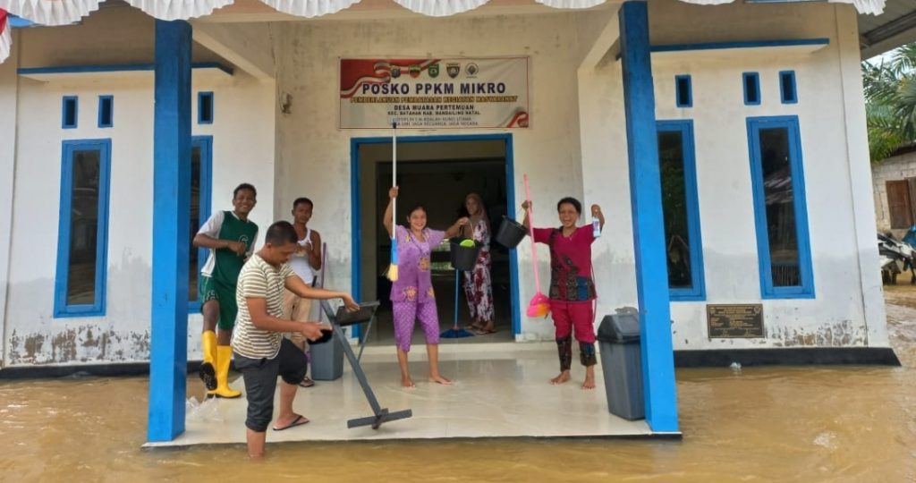 Banjir di Madina Berangsur Surut, Warga Bersihkan Rumah Dari Meterial Lumpur