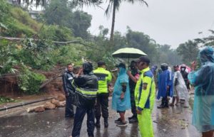 Longsor Terjang Badan Jalan Garut-Tasikmalaya, Arus Lalulintas Terhambat