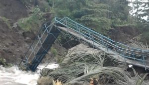 Terseret Arus Sungai, Jembatan Gantung Penghubung Lima Desa di Cianjur Putus