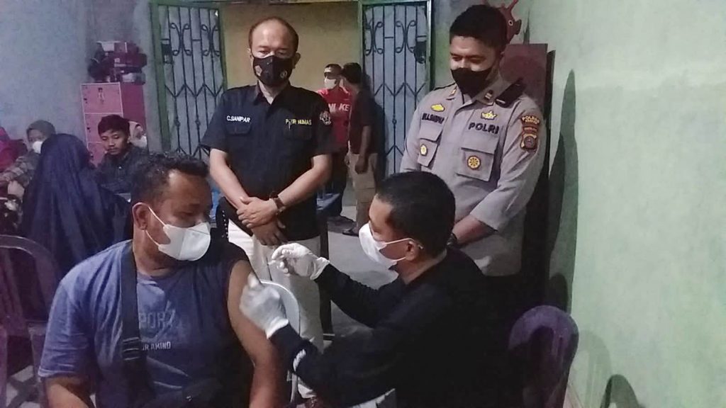 Polres Asahan Gelar Vaksinasi Covid-19 Door to Door Malam Hari