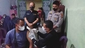 Polres Asahan Gelar Vaksinasi Covid-19 Door to Door Malam Hari