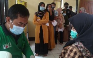 Percepat Vaksinasi di Purwakarta, Polsek Sukasari Tarik Minat Warga Dengan Berbagai Hadiah