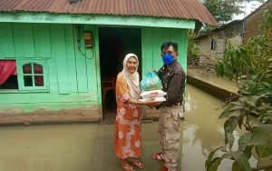 Sambut Hari Ibu Ke-93, JabarNews Berbagi Sembako pada Korban Banjir di Sumatera Utara