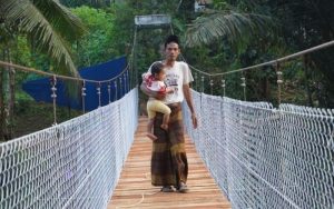 Jembatan Gantung Penghubung Dua Desa di Sungai Cimuntur Ciamis Mudahkan Akses Warga