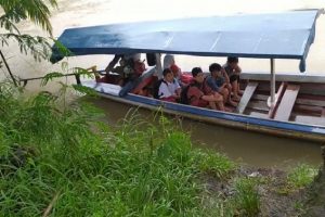 Ke Sekolah, Puluhan Siswa SD di Sukabumi Harus Arungi Sungai Penuh Buaya