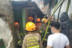 Kebakaran di Pemukiman Padat Bandung, Warga Berlarian Selamatkan Barang