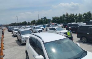 Puncak Arus Balik, Kendaraan di GT Tol Palimanan Terjadi Antrian Panjang