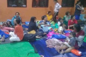 Petugas Evakuasi Warga Terdampak Banjir di Waled, Terutama Lanjut Usia dan Balita