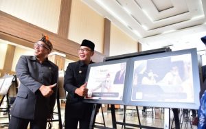 Ridwan Kamil Saksikan Pameran Foto Kegiatan Reses DPRD Jabar