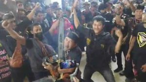 Tuntut Pemecatan Arteria Dahlan, Pendemo di Tasikmalaya Gergaji Muka Sendiri