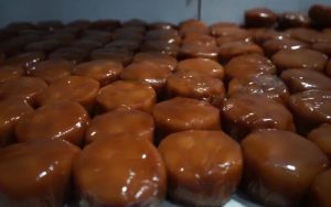 Jelang Imlek, Pengrajin Dodol Keranjang di Purwakarta Kebanjiran Pesanan