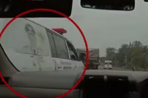 Viral! Ambulans Senggol Minibus Hingga Rusak Tapi Tak Berhenti