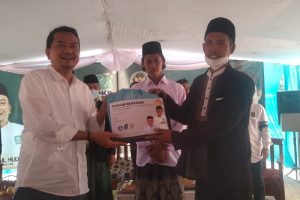 Ke Purwakarta, Syaiful Huda Serahkan Ratusan Beasiswa Mahasiswa