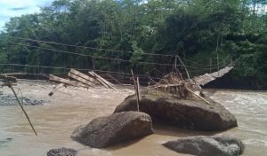 Sudah Lama Jembatan Cilaki Ambruk, Pemkab Cianjur Diminta Perhatiannya