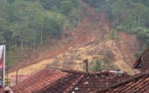 Desa Ciherang Sumedang Diterjang Longsor, Sebanyak 21 KK Diungsikan