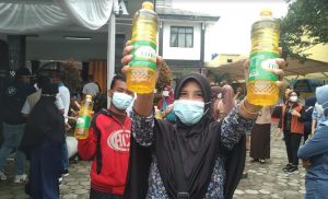 Emak-emak Berburu Minyak Goreng di Operasi Pasar Murah Purwakarta, Ribuan Liter Ludes dalam 2 Jam