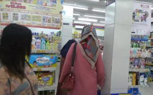 Antusias Warga Purwakarta Harga Minyak Rp14 Ribu, Emak-emak Berburu di Minimarket