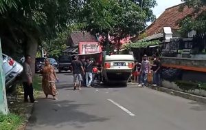 Mobil Suzuki Baleno Terguling di Pasawahan Purwakarta, Terlibat Kecelakaan dengan Tabrak Agya